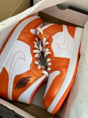 Air Jordan 1 Mid SE Electro Orange M7.5 (NIB)